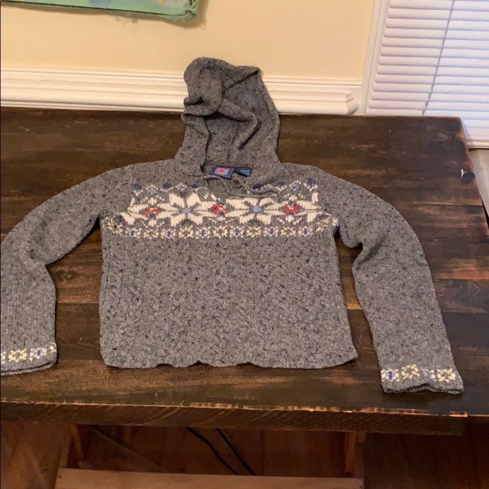 Mixed material of mostly wool thin sweater.